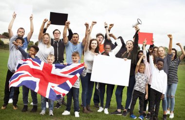 Bir grup aktivist protesto ediyor