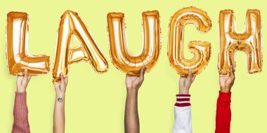 Gülmek balonlar kelime gösteren eller