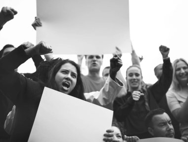 Grup kızgın eylemciler protesto ediyor