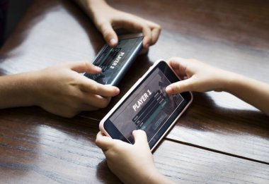 Küçük çocuk kız kardeşi karşı mobil oyun