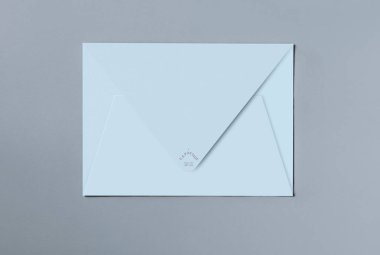 Mavi bir zarf içerisinde mockup kartıyla