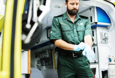 Sağlık görevlileri ambulans ile iş yerinde