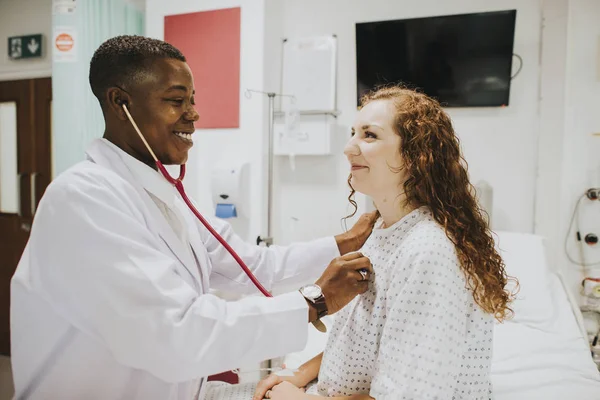 Arzt Untersucht Patientin — Stockfoto