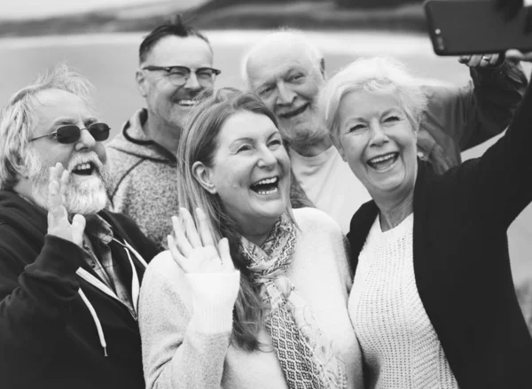 Groupe Personnes Âgées Heureuses Prenant Selfie — Photo