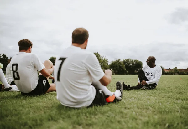 Jogadores Futebol Masculino Alongando Juntos — Fotografia de Stock