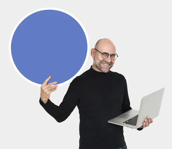 Lycklig Man Bära Laptop Och Hålla Styrelse — Stockfoto