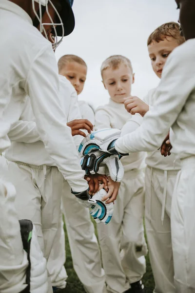 Jovem Jogador Críquete Empilhando Suas Mãos Juntas — Fotografia de Stock