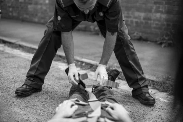 Squadra Paramedica Che Soccorre Paziente Ferito — Foto Stock