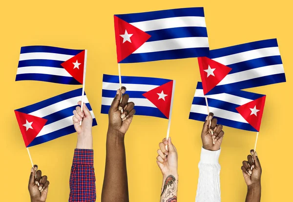 Руки Размахивают Флагами Кубы — стоковое фото
