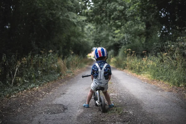 Joven Niño Montando Una Bicicleta —  Fotos de Stock