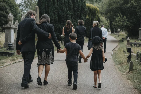 Família Luto Caminhando Por Cemitério — Fotografia de Stock