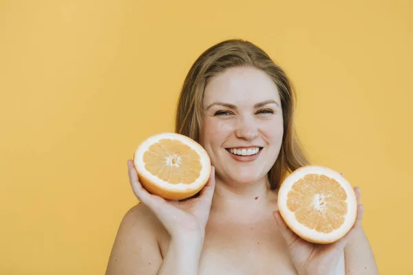 Kurvige Blonde Frau Mit Zwei Frischen Orangen — Stockfoto