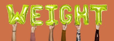 Ağırlık balonlar kelime gösteren eller