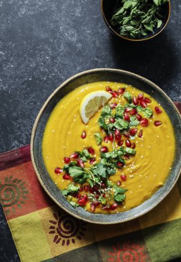 Maydanozlu ve nar tohumlu taze balkabağı çorbası.