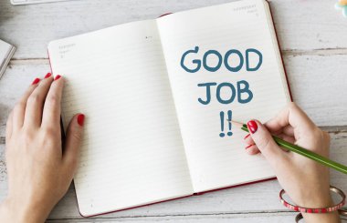 Kadın bir defter üzerinde iyi iş yazma