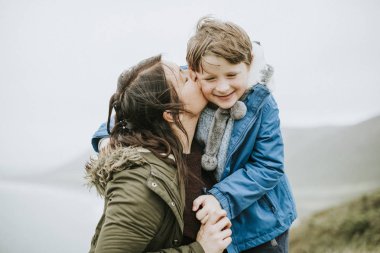 Mutlu anne ve oğlu birlikte zevk