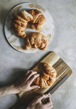 Kruvasan kahvaltı masasında