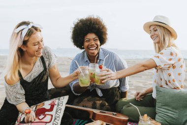 Kendi gözlük bir beach partide tungur arkadaşlar