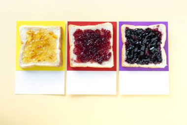 Ekmek üzerine farklı aromalı reçel
