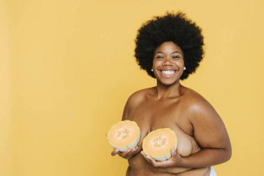 Afrika kökenli Amerikalı kadınla Curvy: kavun