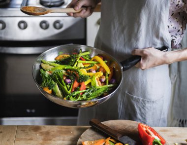 kadın heyecan kızarmış sebze yemek