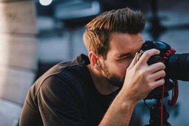 Fotoğrafçı bir dslr ile fotoğraf çekme