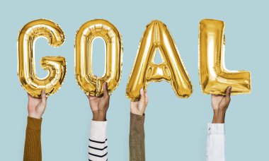 Metin hedef oluşturan sarı altın alfabe helyum balonları