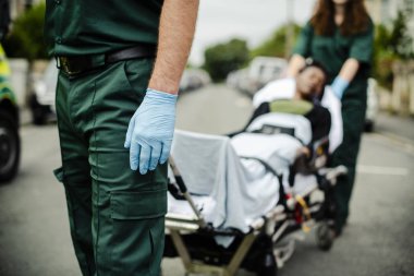 Sağlık görevlileri bir hasta için bir ambulans bir sedyeye taşıma