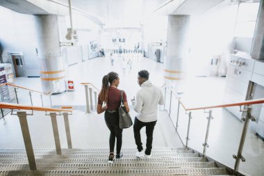 Merdivenlerden aşağı metro istasyonuna yürüme arkadaşları