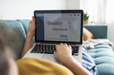 Teen kız chat üzerinde onu laptop