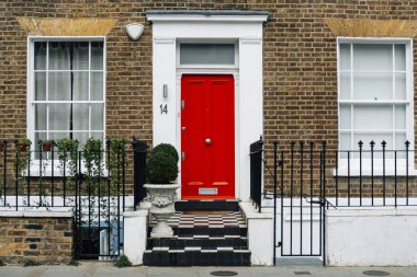 Bir şehir ev kırmızı renkli ön kapı