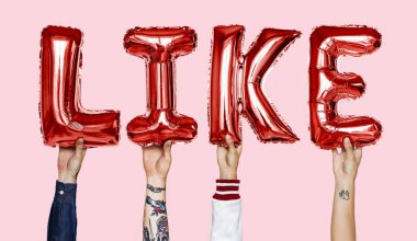 Kırmızı alfabe helyum balonları gibi metin şekillendirme