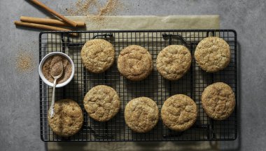 Closeup Snickerdoodle çerezleri bir tepsi