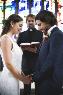 Gelin ve damat bir sunak