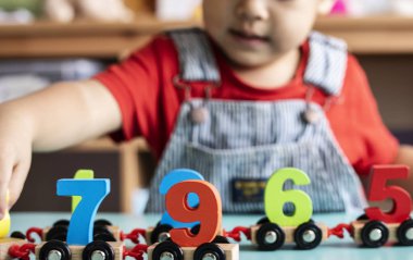 Küçük çocuk kreş matematik ahşap oyuncak oynuyor