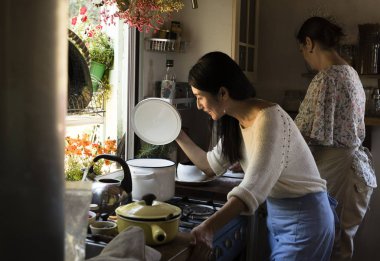 Mutfakta yemek hazırlama kadın