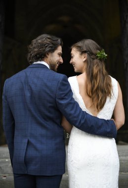 Gelin ve damat kilise merdivenlerinde