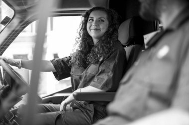 Sağlık görevlisi kadın ambulans sürüş