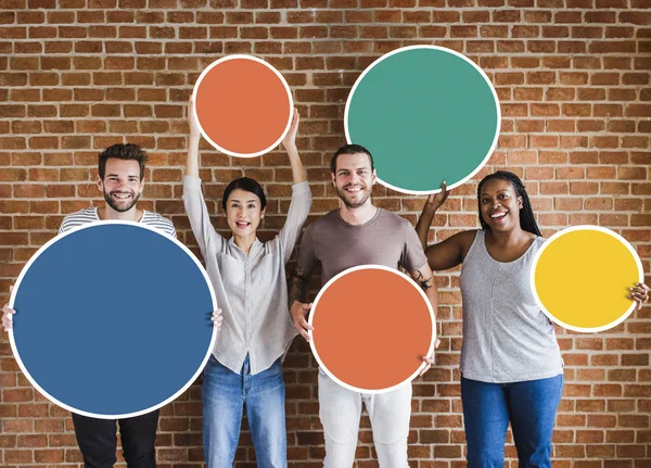 Diversas Personas Sosteniendo Coloridas Tablas Redondas — Foto de Stock