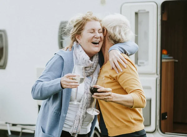 Heureuses Femmes Âgées Qui Embrassent — Photo