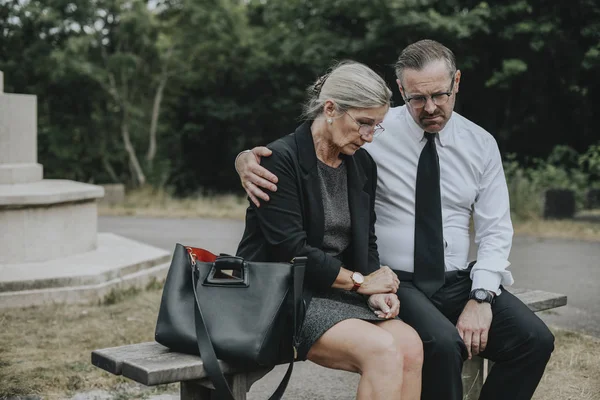 Pár Truchlí Jejich Ztráta Hřbitově — Stock fotografie