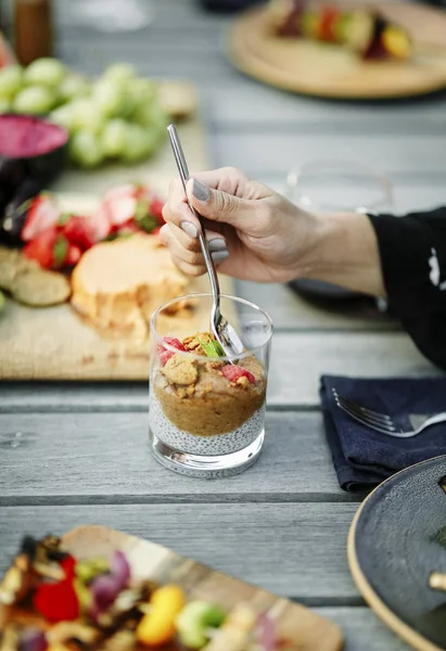 Kişi bir vegan chia puding olan