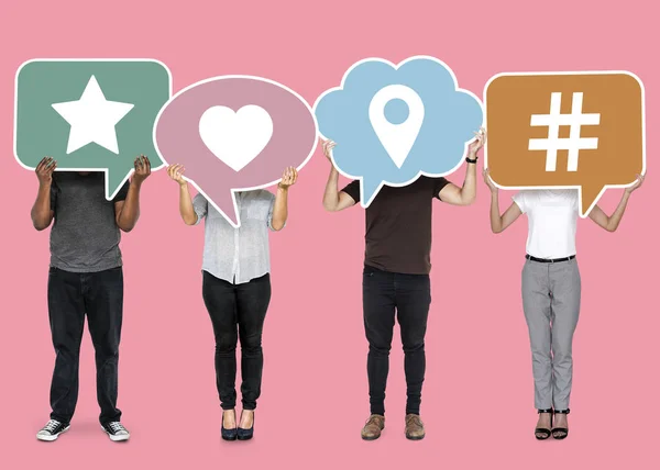 Diverse Mensen Houden Van Sociale Media Symbolen Tekstballonnen — Stockfoto