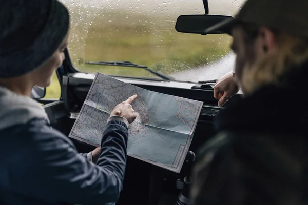 Casal Uma Viagem Carro Verificando Mapa — Fotografia de Stock