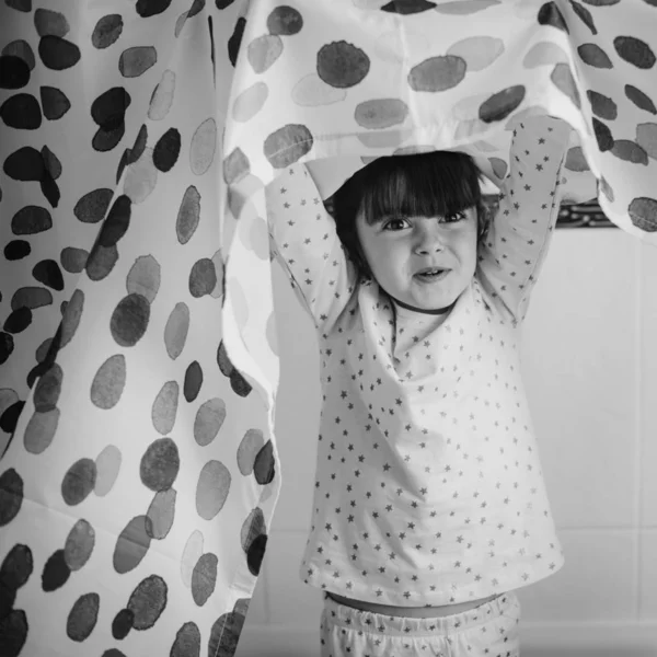 Schwester Und Bruder Spielen Peektabo Die Badezimmer — Stockfoto