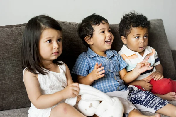 Diversos Niños Pequeños Sentados Sofá Juntos — Foto de Stock