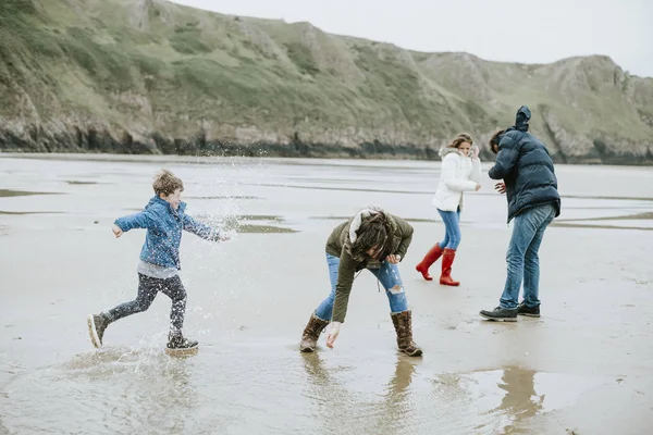 Keluarga Bahagia Menikmati Pantai — Stok Foto