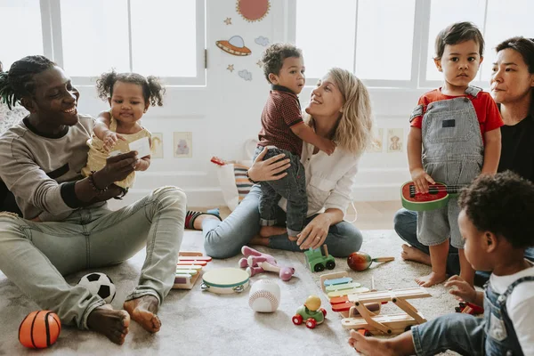 Crianças Diversas Gostam Brincar Com Brinquedos — Fotografia de Stock