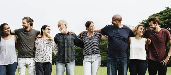 Bir Grup Insan Birbirlerine Parkta Sarılma — Stok fotoğraf