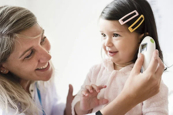 Otolaryngologue Vérifier Sur Une Petite Fille Douce — Photo